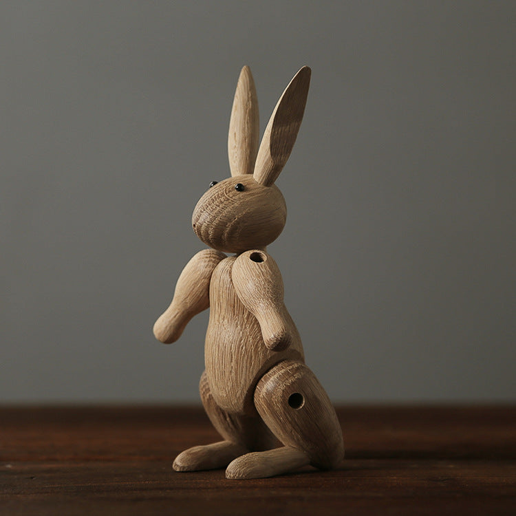 Lapin articulé en bois naturel de 17 cm, présenté debout en posture neutre sur une surface en bois.