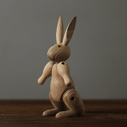 Lapin articulé en bois naturel de 17 cm, présenté debout en posture neutre sur une surface en bois.