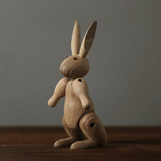 Lapin articulé en bois naturel de 17 cm, présenté debout en posture neutre sur une surface en bois.