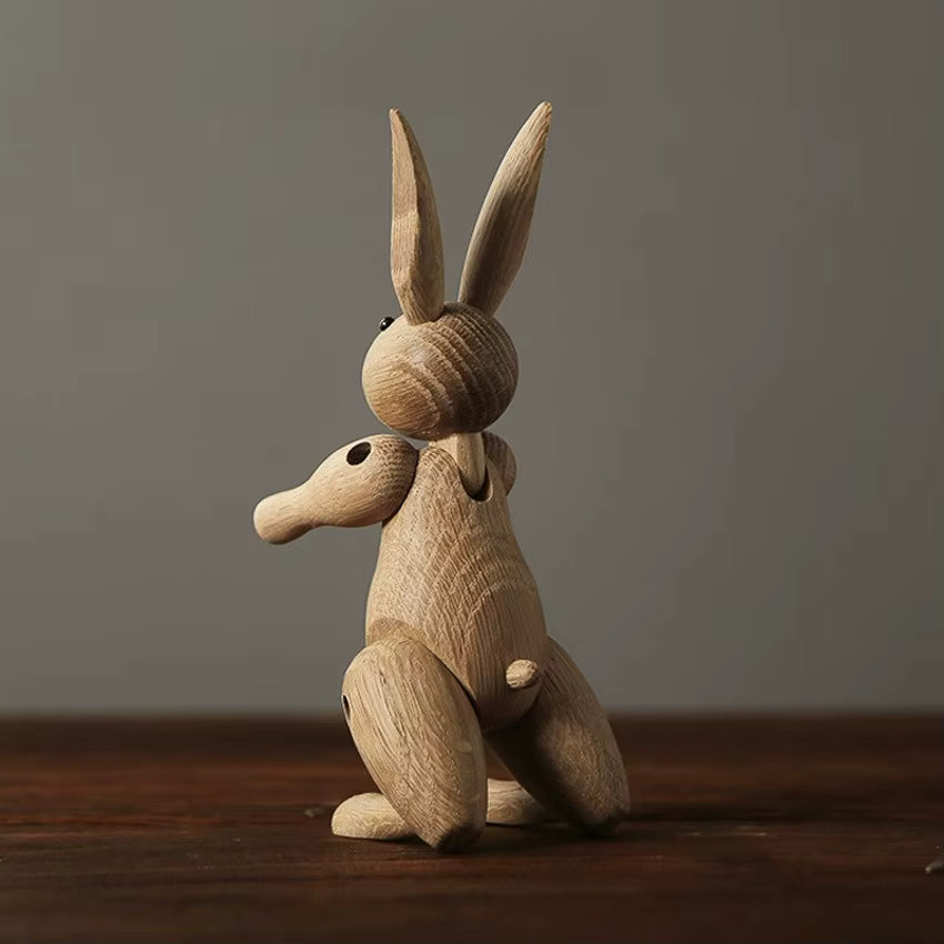 Lapin articulé en bois naturel vu de dos, montrant ses articulations et sa finition en bois clair.