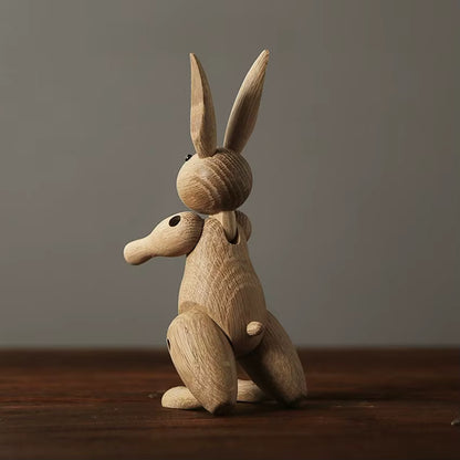 Lapin articulé en bois naturel vu de dos, montrant ses articulations et sa finition en bois clair.