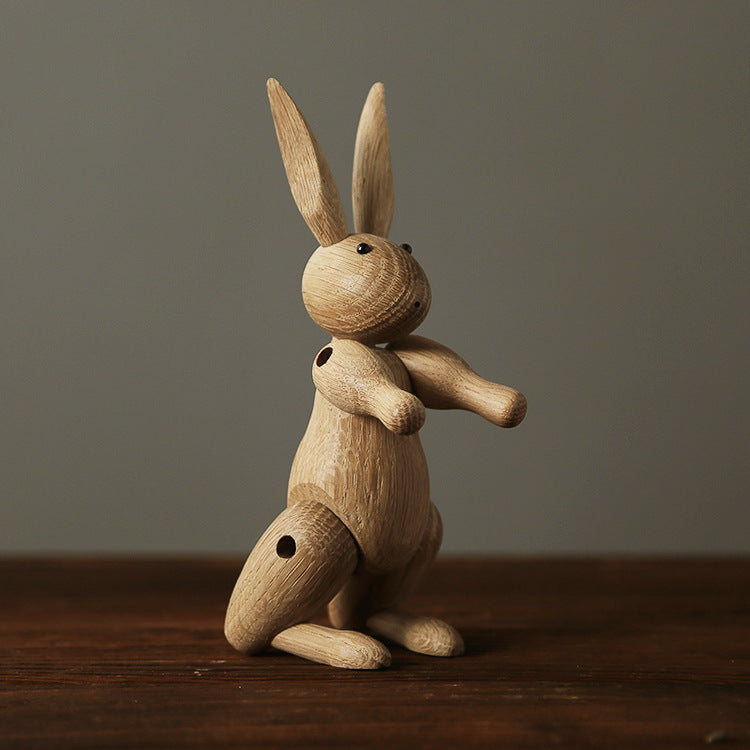 Lapin articulé en bois en position dynamique, mettant en valeur ses articulations mobiles.
