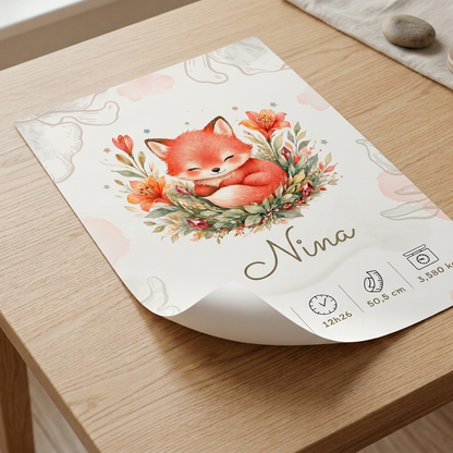 Nouveau visuel Nina sur le poster légèrement enroulé, posé sur la table