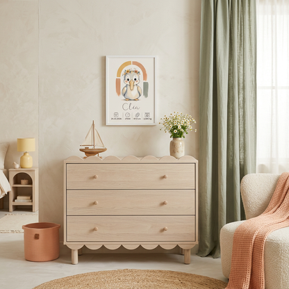 Pélican Cléa en petit cadre blanc, commode festonnée et décoration jaune beurre