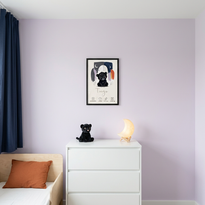 Panthère noire Tiago en petit cadre noir dans une chambre lilas
