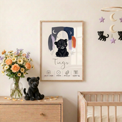 Panthère noire Tiago encadrée dans une chambre de bébé avec des accessoires assortis