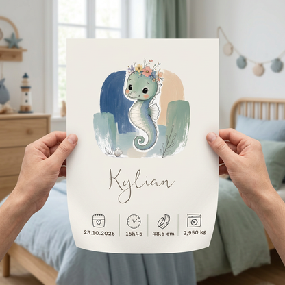 Poster Hippocampe Kylian sans cadre tenu entre deux mains, avec le papier légèrement courbé