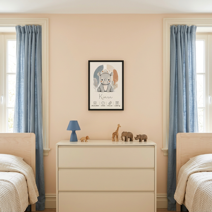 Rhinocéros Kiara en petit cadre noir centré au mur, chambre pêche et bleu doux