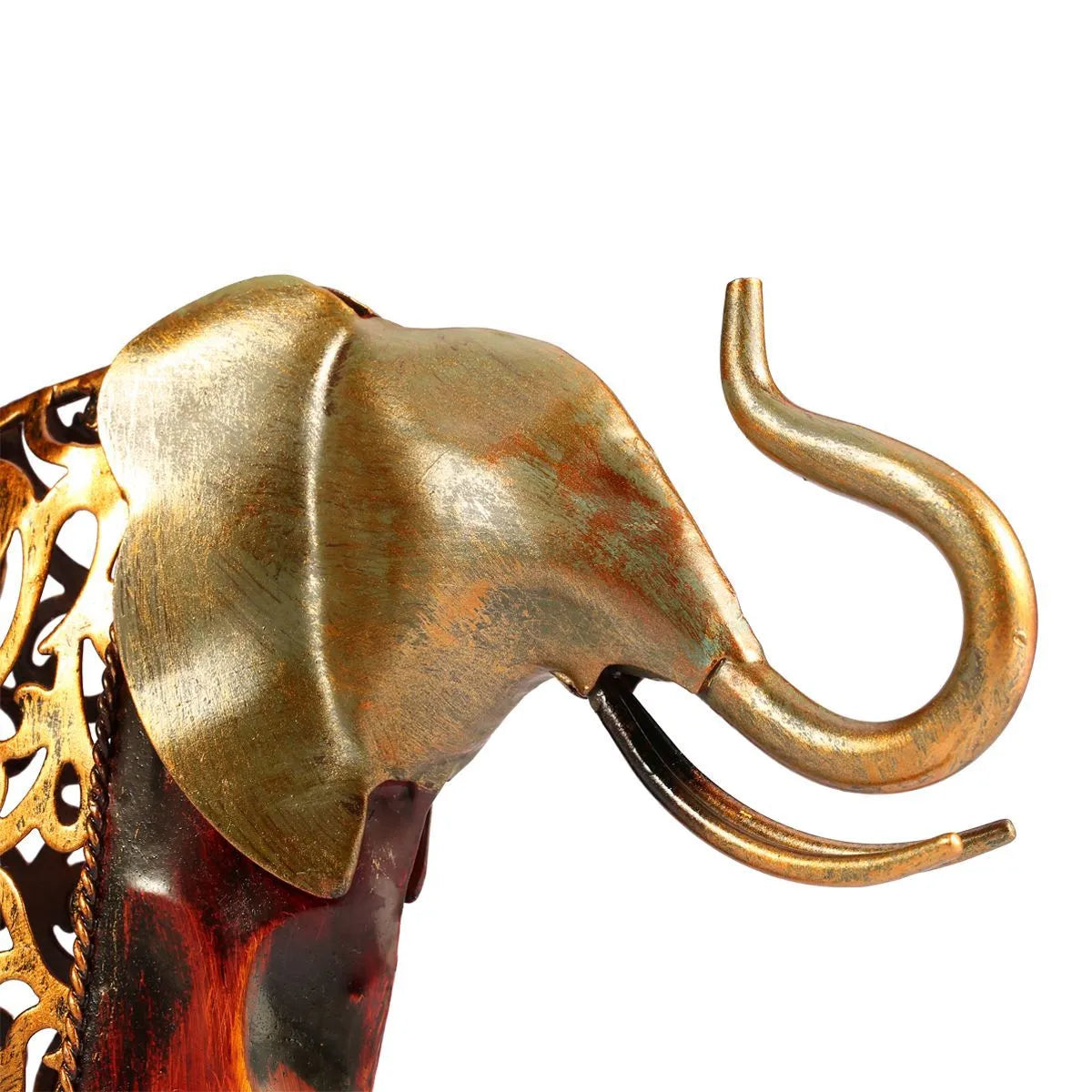 Éléphant décoratif en métal doré avec motifs ajourés et patine vieillie, sculpture artisanale poétique.