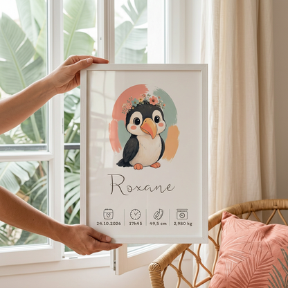 Toucan Roxane en cadre blanc tenu près d’une fenêtre