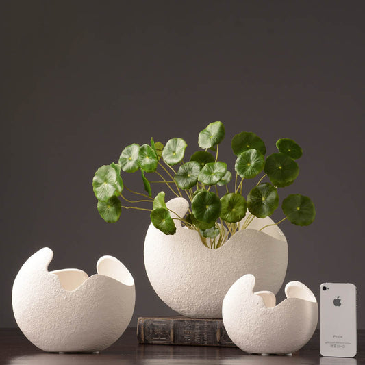 Vase en céramique blanche forme coquille d'œuf avec plantes vertes – décoration minimaliste style nordique